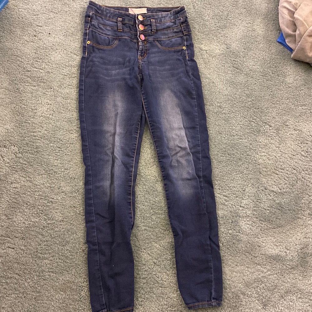 Blue skinny jeans.